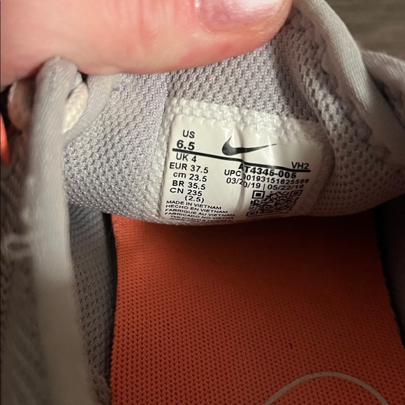 Woman’s Nike size 6.5 gently worn sneakers - Picture 4 of 4